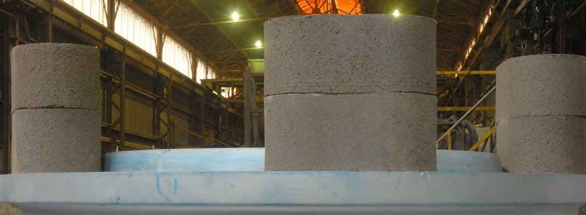 Insulating feeder sleeves on steel casting