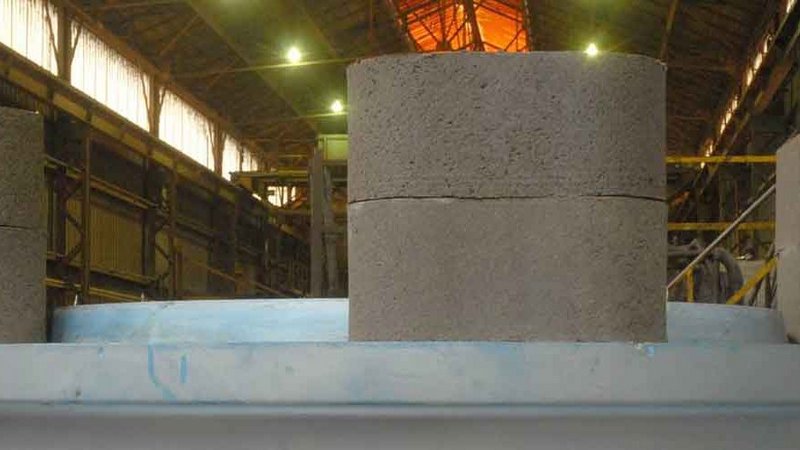 Insulating feeder sleeves on steel casting