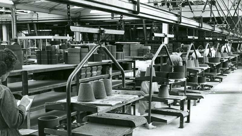 Historic black-white Photo of Feeder Sleeve production in 1948 at Foseco site